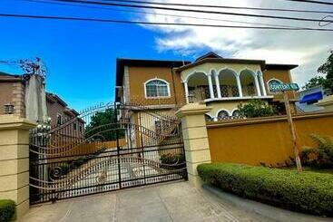 Ferienwohnungen White House By White River