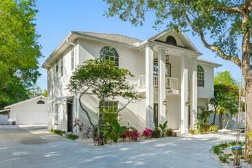 شقق خاصة سياحية Ideal For Groups! Sleeps 14, Pool, Spa Near Downtown