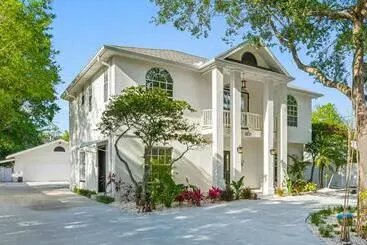 ツーリストアパートメント Ideal For Groups! Sleeps 14, Pool, Spa Near Downtown