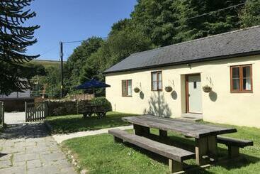 דירות לתיירים The Exmoor Forest Inn Cottage