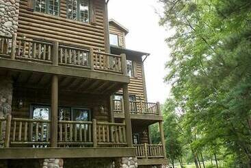 هتل Log Gables   Lake Front