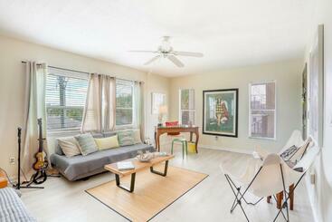 Отель Carefree Cottage