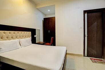 Szálloda Oyo Flagship 70249 Red Hut