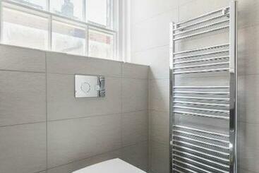 פנסיון Pinner Rooms And Suites