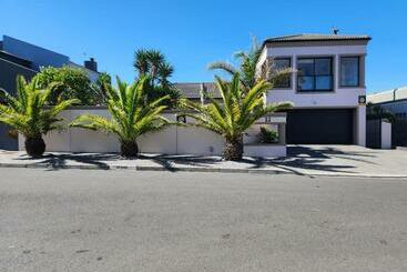 Pensió Balmoral Cottage, West Beach