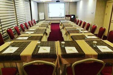 ホテル Izgi Turhan