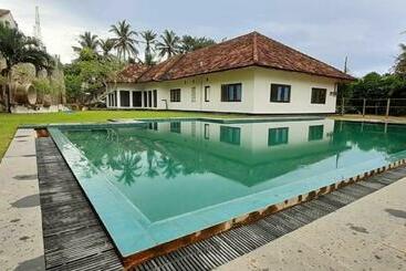 Bed & Breakfast Isuru Holiday Inn