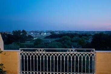 تختخواب و صبحانه The Carob Tree