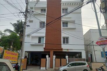 ホテル Bluestones Residency