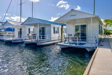 Hotel Aqua Lodges At Coconut Cay Rv And Marina