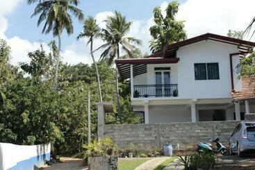 Pensionat Riku Surf House Hiri