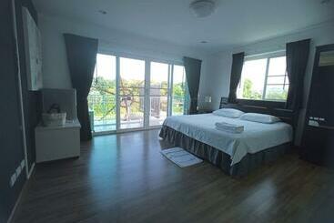 Aamiaismajoitus (B&B) Charlie S Angels Hotel Restaurant