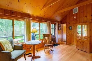 Lomakeskus Lake Creek Lodge
