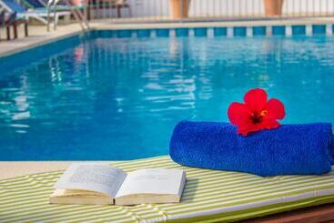 Bella Colina I Vintage Hotel 1953