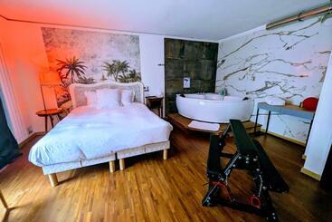 هتل Jacuzzi Love Suite