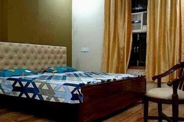 Hotel O Sky Hills Near Chaudhary Charan Singh International Airport
