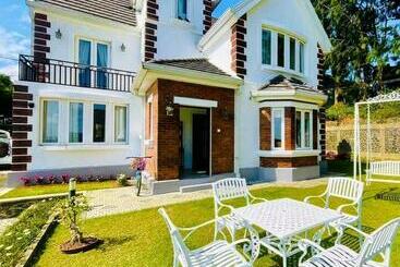 פנסיון Little England By Regus