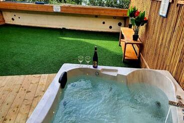 Huoneistohotelli סוויטת כוכב הים ומרפסת גן מול גלי הים ומדרגות ישר לחוף העונות