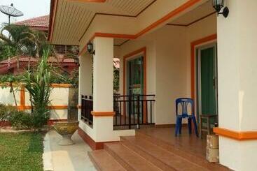 ペンション Janson S House Next To Singha Park Chiang Rai