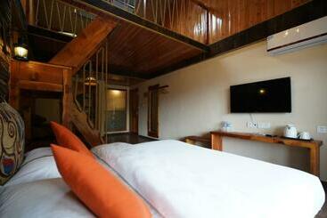 Floral Hotel Luguhu Chujian Xiaoyin