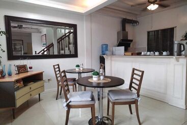 בית מלון כפרי Makati Riverside Inn