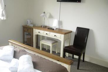 בית מלון כפרי The Chequers Inn