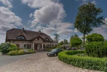 Hotelli Dworek Nad Pilicą
