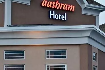 Aashram Hotel By Niagara River