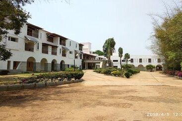 Hotel Solace Resorts And Spa