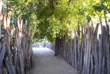 بنسيون Ongula Village Homestead Lodge