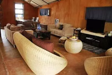 بنسيون Ongula Village Homestead Lodge