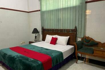 Hotel Reddoorz Syariah @ Karang Pilang