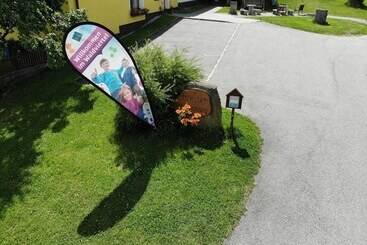 Kindererlebnis  Und Biobauernhof Hipp Bruckner