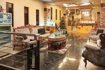 Отель Reddoorz @ Buug Palace Inland Resort