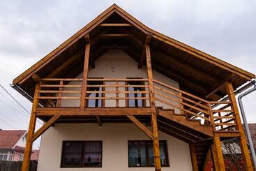 بنسيون Csicsói Csűrház