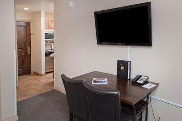 فندق Falcon Point