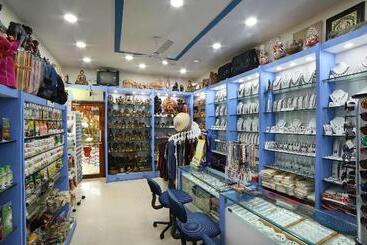 Hotelli Uday Suites   The Airport