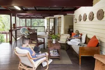 Пансион Glass House Mountains Ecolodge