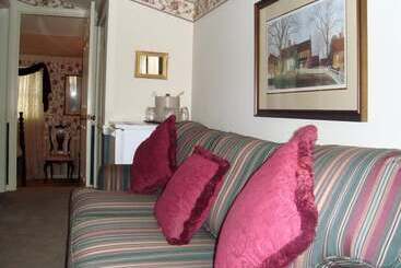 مبيت وإفطار Birdinhand Village Inn & Suites