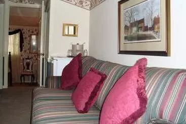 مبيت وإفطار Birdinhand Village Inn & Suites