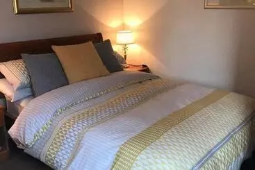 تختخواب و صبحانه The Queen Anne