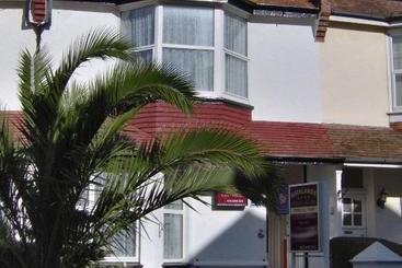 פנסיון Birklands Guest House