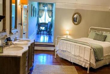 The Twelve Oaks Bed & Breakfast
