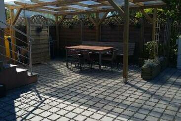 تختخواب و صبحانه Latarnik