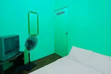 ホテル Spot On 92186 Penginapan Lorra