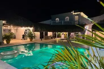 Aparthotel Beach Walk Residences