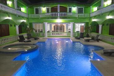 هاستل Pesheres Inn & Spa