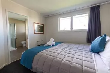 Lake Breeze Motel