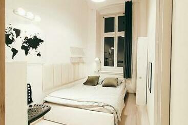 הוסטל Centrum Fabryczna Rooms