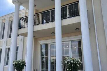 Hotel Adzikowy Dworek